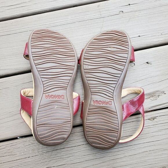 Vionic Farra Lizard Red Faux Leather Embossed Gold Metal Medallion Sandals 8.5 W - Picture 6 of 10